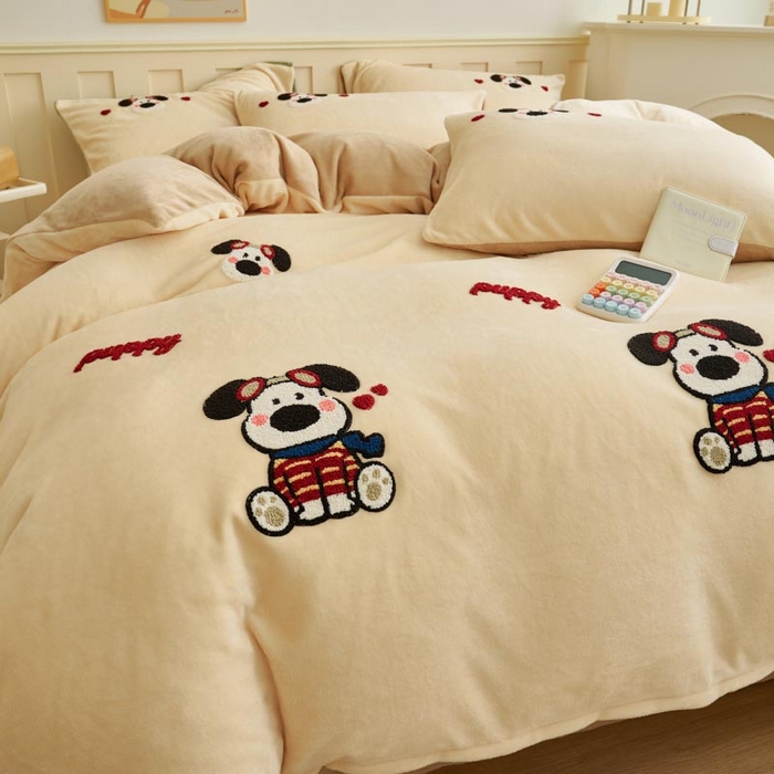 91家纺网 家纺一手货源 找家纺 鑫琪莱家纺 2024新款卡通毛巾绣牛奶绒四件套 幸福狗-米黄香槟