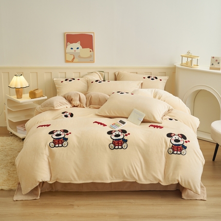 91家纺网 家纺一手货源 找家纺 鑫琪莱家纺 2024新款卡通毛巾绣牛奶绒四件套 幸福狗-米黄香槟