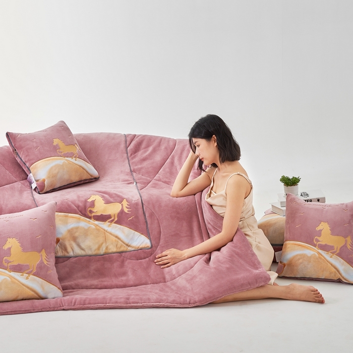 91家纺网 家纺一手货源 找家纺 照世家纺 2024新款牛奶绒策马奔腾抱枕被系列（控价72、92、139、169、219） 豆沙