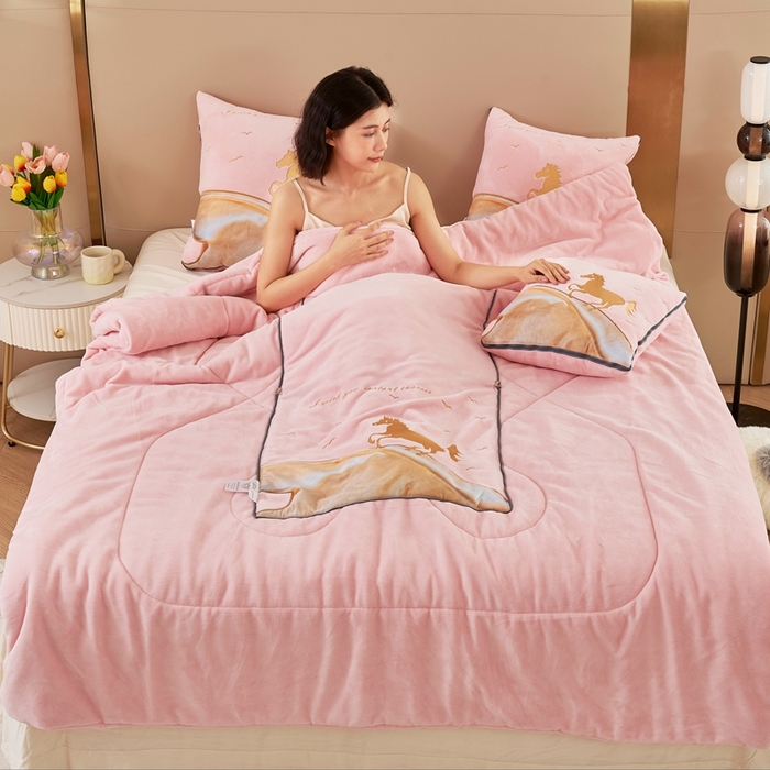 91家纺网 家纺一手货源 找家纺 照世家纺 2024新款牛奶绒策马奔腾抱枕被系列（控价72、92、139、169、219） 浅粉