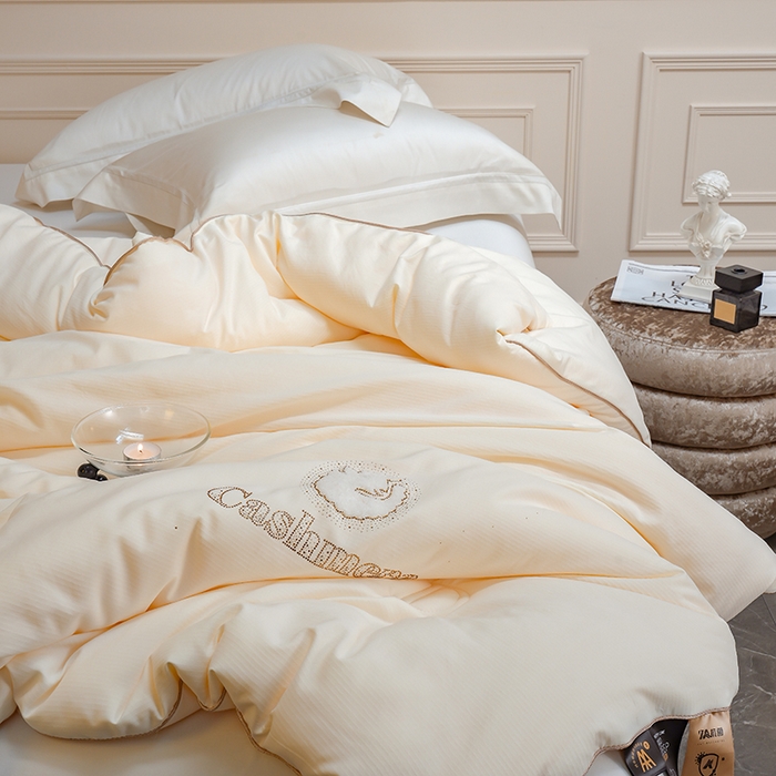 91家纺网 家纺一手货源 找家纺 丽卡家纺（原丽卡家纺） 2024新款7A抗菌艾阳棉提花知梦羊绒蛋白春秋被子被芯 象牙白