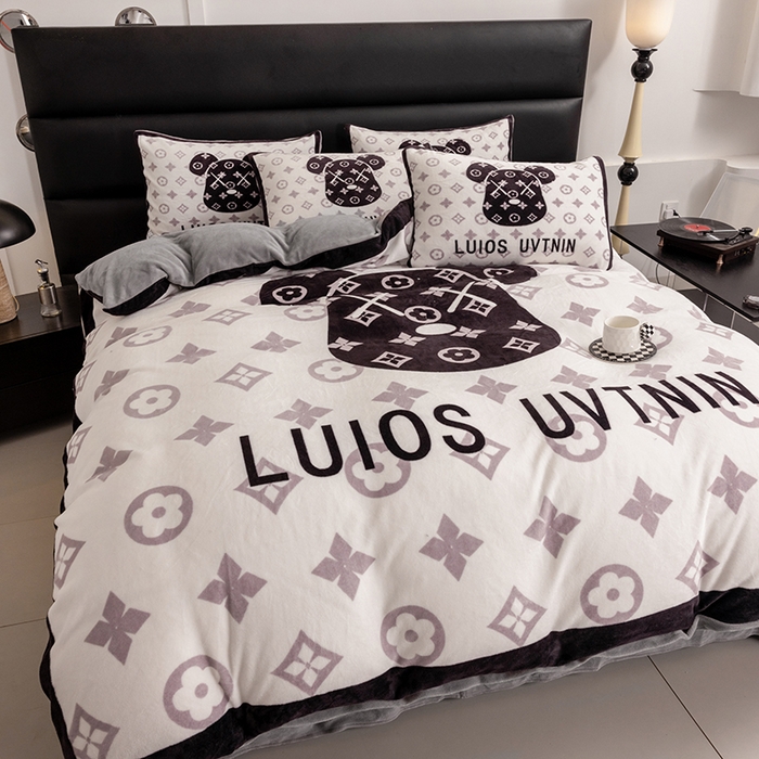 91家纺网 家纺一手货源 找家纺 摩卡（乐趣） 2024新款高克重牛奶绒大版印花四件套 熊头白