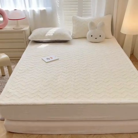 91家纺网 家纺一手货源 找家纺 子曰 2024新款牛奶绒夹棉床垫三件套 优雅白