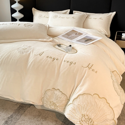 91家纺网 家纺一手货源 找家纺 你好美丽 2025新款牛奶绒A类200克四件套刺绣香韵-花之语 花之语白