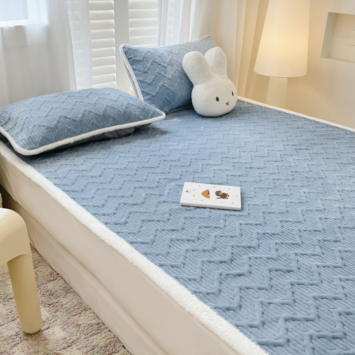 91家纺网 家纺一手货源 找家纺 子曰 2024新款牛奶绒夹棉床垫三件套 天空蓝