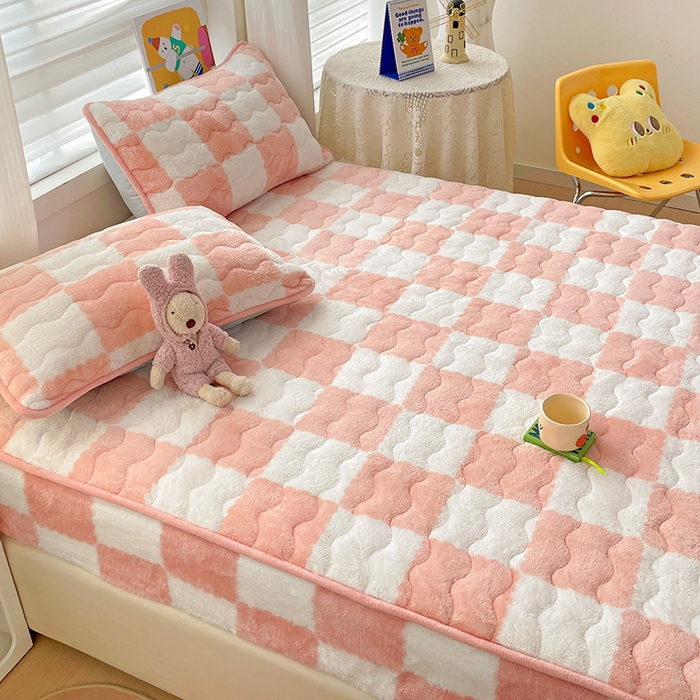 91家纺网 家纺一手货源 找家纺 叠派家纺 2024款秋冬北极绒加厚夹棉床笠三件套印花泰迪绒床垫保护罩-格子系列 粉