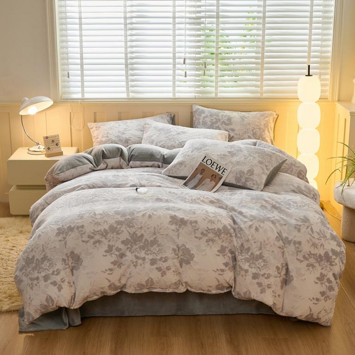 91家纺网 家纺一手货源 找家纺 鑫琪莱家纺 2024新款着色烂花牛奶绒四件套 花涧-水墨