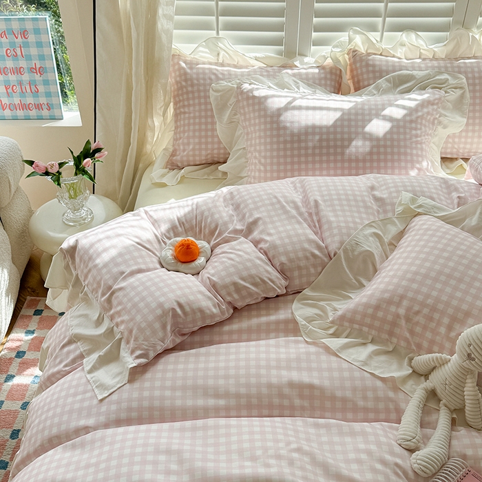 91家纺网 家纺一手货源 找家纺 桃心家居 2024新款A类亲肤舒适软糯云柔水洗棉化纤韩版奶油格子撞色水洗棉系列四件套 水洗棉花边-H粉粉格黄