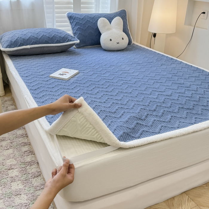 91家纺网 家纺一手货源 找家纺 子曰 2024新款牛奶绒夹棉床垫三件套 宾利蓝