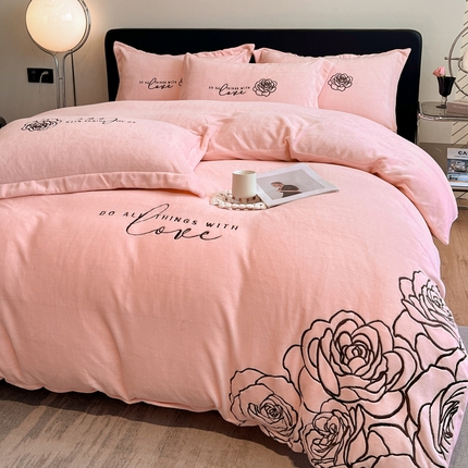 91家纺网 家纺一手货源 找家纺 你好美丽 2025新款牛奶绒A类200克四件套刺绣香韵-花之语 香韵粉