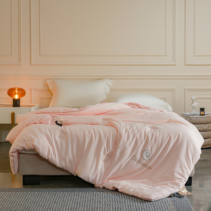 91家纺网 家纺一手货源 找家纺 丽卡家纺（原丽卡家纺） 2024新款7A抗菌艾阳棉提花知梦羊绒蛋白春秋被子被芯 奶油粉