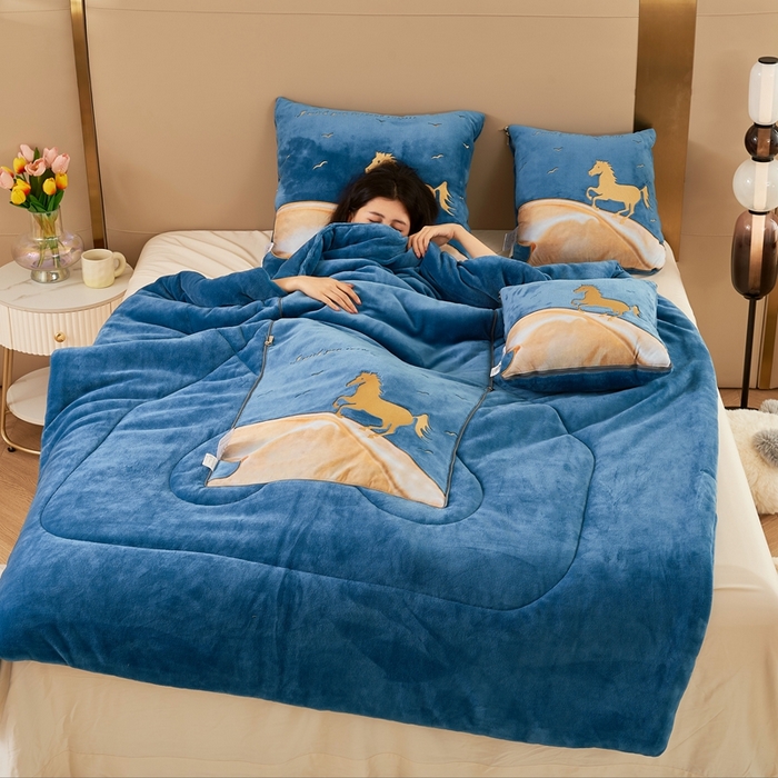 91家纺网 家纺一手货源 找家纺 照世家纺 2024新款牛奶绒策马奔腾抱枕被系列（控价72、92、139、169、219） 宝石蓝