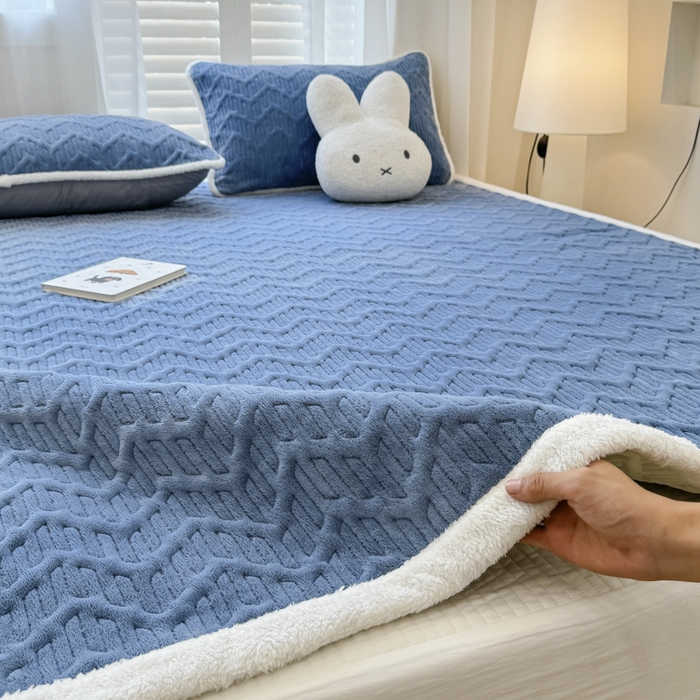 91家纺网 家纺一手货源 找家纺 子曰 2024新款牛奶绒夹棉床垫三件套 宾利蓝