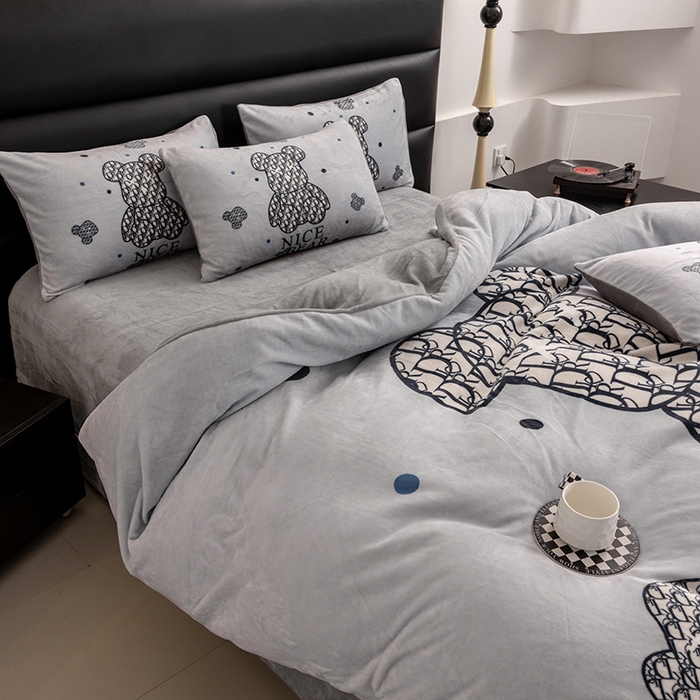 91家纺网 家纺一手货源 找家纺 摩卡（乐趣） 2024新款高克重牛奶绒大版印花四件套 萌迪