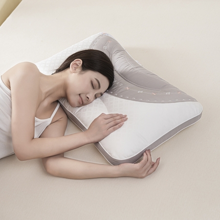 91家纺网 家纺一手货源 找家纺 （总）麦肯锡 2024新款蚕丝燕窝美 肤枕-模特图48*74cm