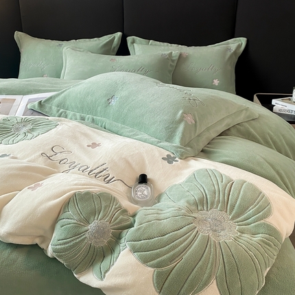 91家纺网 家纺一手货源 找家纺 你好美丽 2025新款200克A类牛奶绒贴布绣大阪四件套雅漾-芬芳 芬芳绿