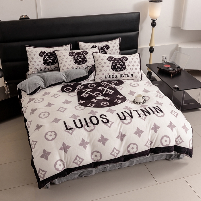 91家纺网 家纺一手货源 找家纺 摩卡（乐趣） 2024新款高克重牛奶绒大版印花四件套 熊头白