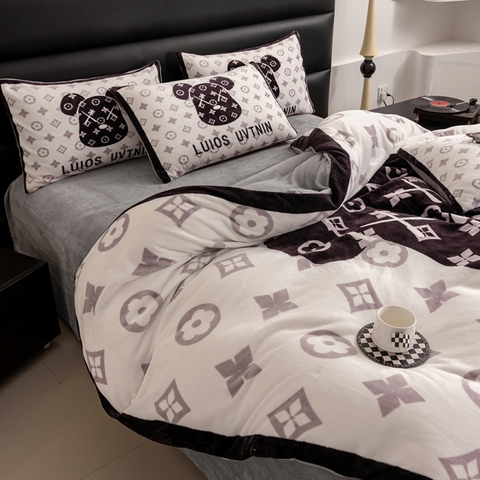 91家纺网 家纺一手货源 找家纺 摩卡（乐趣） 2024新款高克重牛奶绒大版印花四件套 熊头白