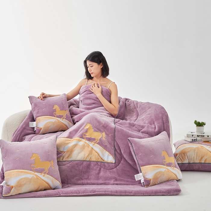 91家纺网 家纺一手货源 找家纺 照世家纺 2024新款牛奶绒策马奔腾抱枕被系列（控价72、92、139、169、219） 香芋紫
