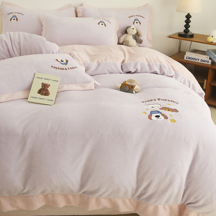 91家纺网 家纺一手货源 找家纺 大渔生活 2025新款高克重卡通牛奶绒刺绣四件套--耶耶狗 耶耶狗-紫