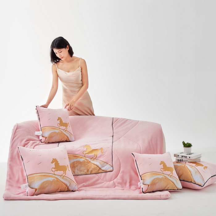 91家纺网 家纺一手货源 找家纺 照世家纺 2024新款牛奶绒策马奔腾抱枕被系列（控价72、92、139、169、219） 浅粉