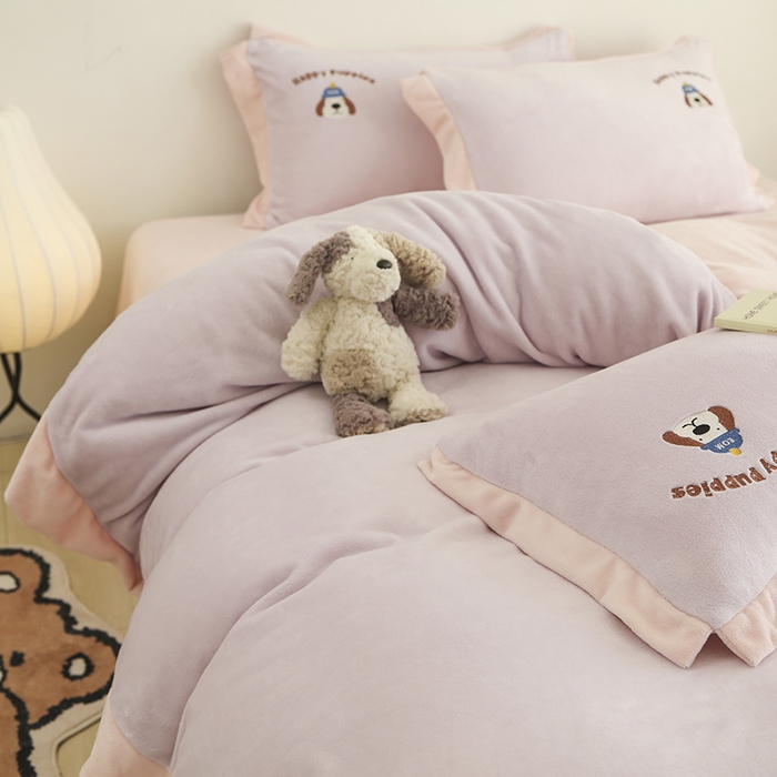 91家纺网 家纺一手货源 找家纺 大渔生活 2025新款高克重卡通牛奶绒刺绣四件套--耶耶狗 耶耶狗-紫