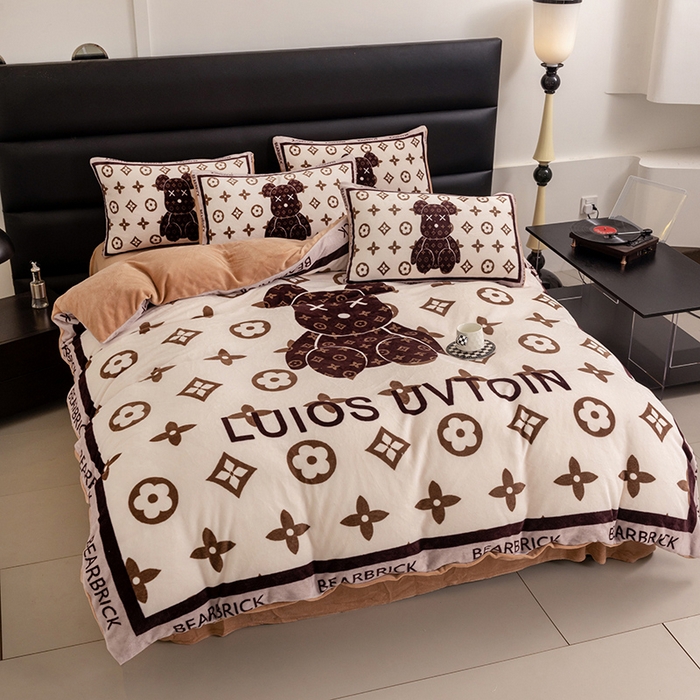 91家纺网 家纺一手货源 找家纺 摩卡（乐趣） 2024新款高克重牛奶绒大版印花四件套 熊仔咖