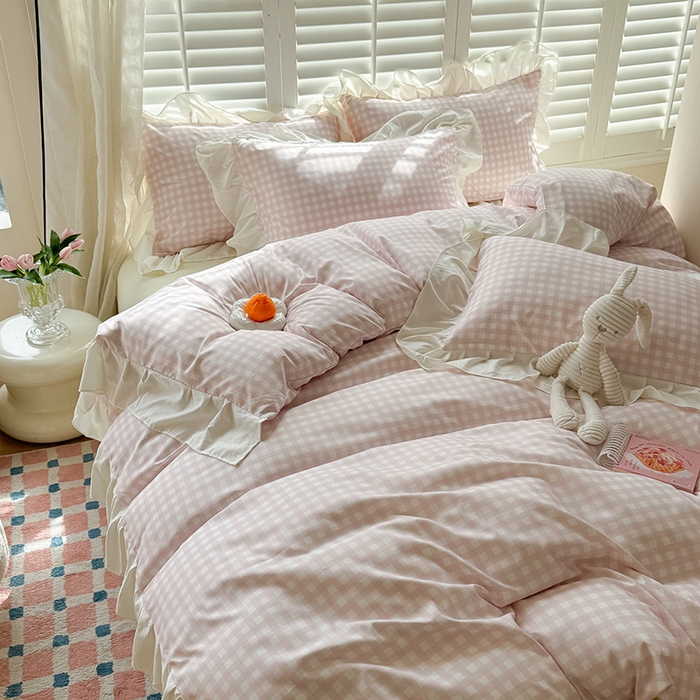 91家纺网 家纺一手货源 找家纺 桃心家居 2024新款A类亲肤舒适软糯云柔水洗棉化纤韩版奶油格子撞色水洗棉系列四件套 水洗棉花边-H粉粉格黄