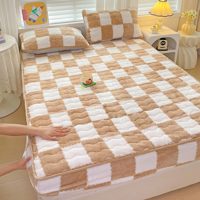 91家纺网 家纺一手货源 找家纺 叠派家纺 2024款秋冬北极绒加厚夹棉床笠三件套印花泰迪绒床垫保护罩-格子系列 咖