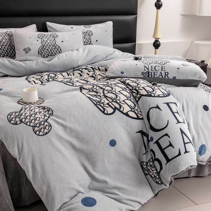 91家纺网 家纺一手货源 找家纺 摩卡（乐趣） 2024新款高克重牛奶绒大版印花四件套 萌迪