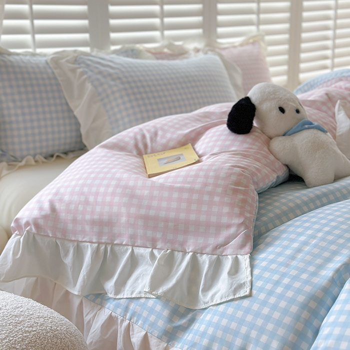 91家纺网 家纺一手货源 找家纺 桃心家居 2024新款A类亲肤舒适软糯云柔水洗棉化纤韩版奶油格子撞色水洗棉系列四件套 水洗棉花边-H蓝格粉格