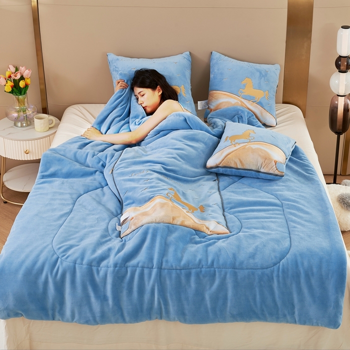 91家纺网 家纺一手货源 找家纺 照世家纺 2024新款牛奶绒策马奔腾抱枕被系列（控价72、92、139、169、219） 天空蓝