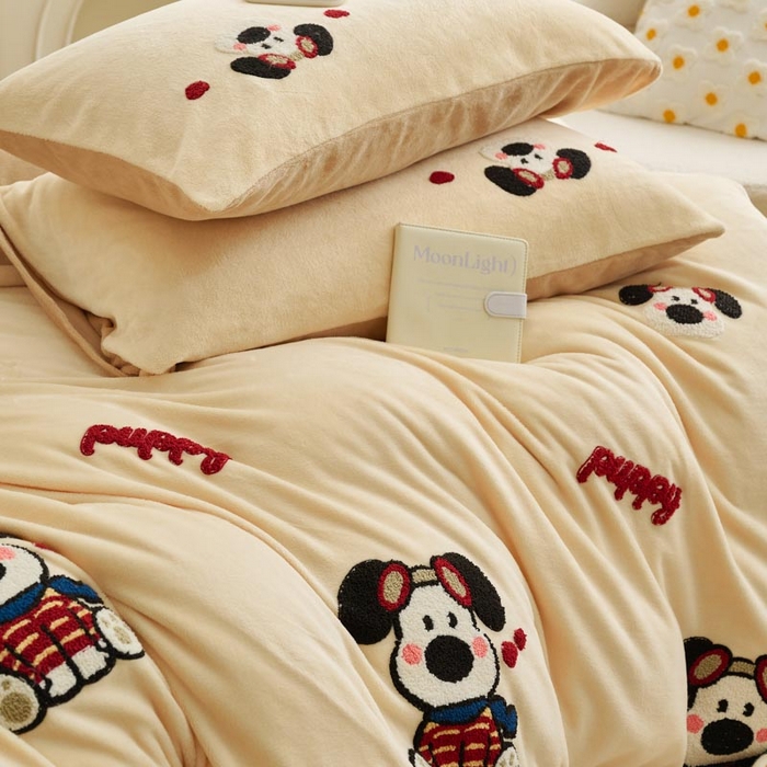 91家纺网 家纺一手货源 找家纺 鑫琪莱家纺 2024新款卡通毛巾绣牛奶绒四件套 幸福狗-米黄香槟