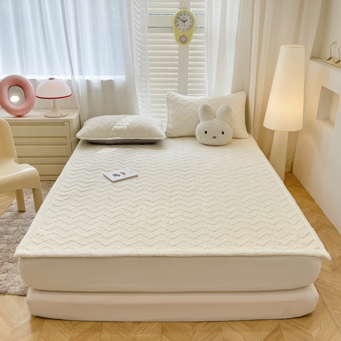 91家纺网 家纺一手货源 找家纺 子曰 2024新款牛奶绒夹棉床垫三件套 优雅白