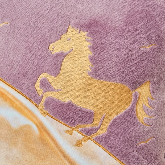 91家纺网 家纺一手货源 找家纺 照世家纺 2024新款牛奶绒策马奔腾抱枕被系列（控价72、92、139、169、219） 香芋紫