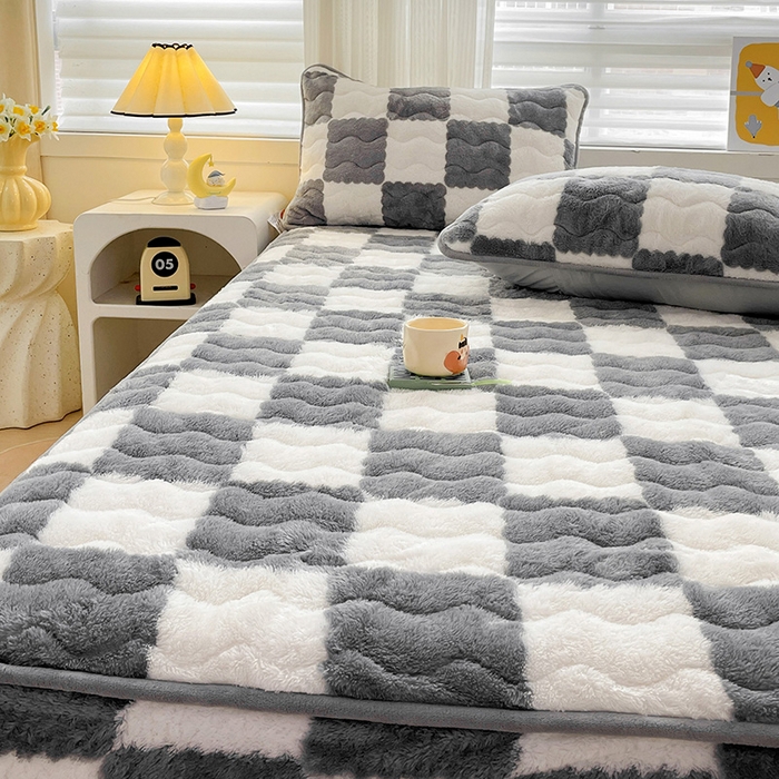 91家纺网 家纺一手货源 找家纺 叠派家纺 2024款秋冬北极绒加厚夹棉床笠三件套印花泰迪绒床垫保护罩-格子系列 灰