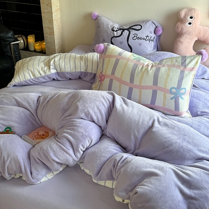 91家纺网 家纺一手货源 找家纺 柚子YOUTH 2024新款加厚牛奶绒可脱卸毛球四件套-球球款 紫条蝴蝶结