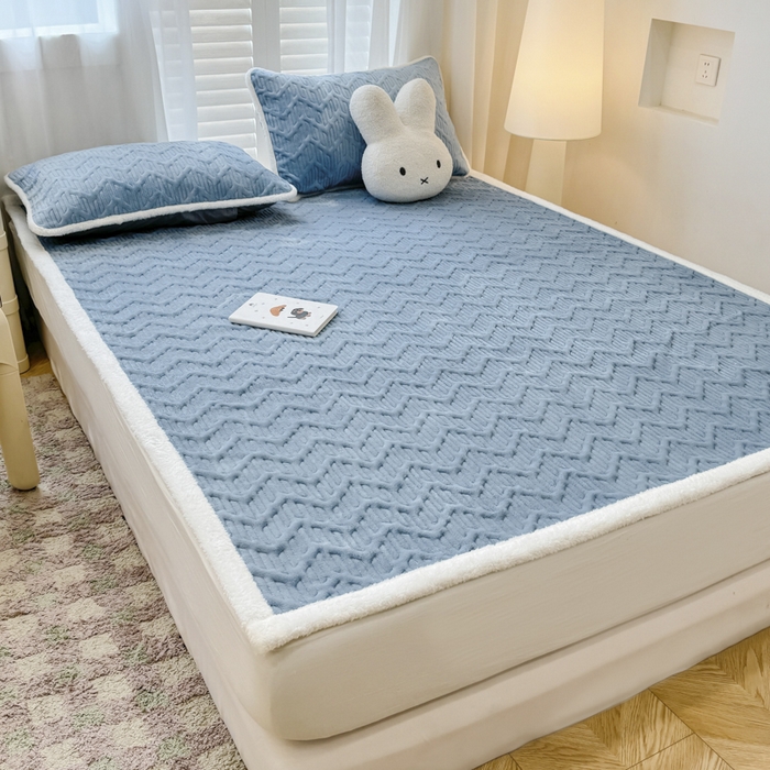 91家纺网 家纺一手货源 找家纺 子曰 2024新款牛奶绒夹棉床垫三件套 天空蓝