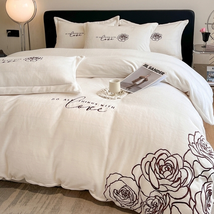 91家纺网 家纺一手货源 找家纺 你好美丽 2025新款牛奶绒A类200克四件套刺绣香韵-花之语 香韵白