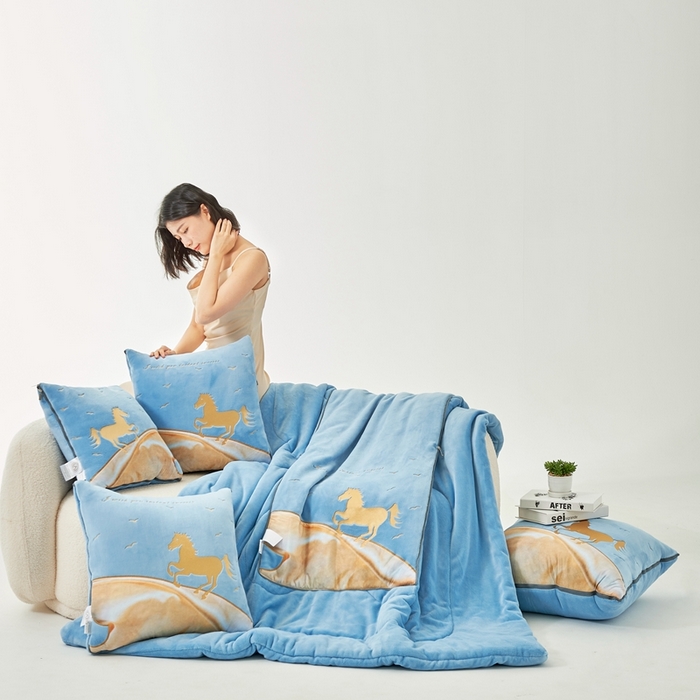 91家纺网 家纺一手货源 找家纺 照世家纺 2024新款牛奶绒策马奔腾抱枕被系列（控价72、92、139、169、219） 天空蓝