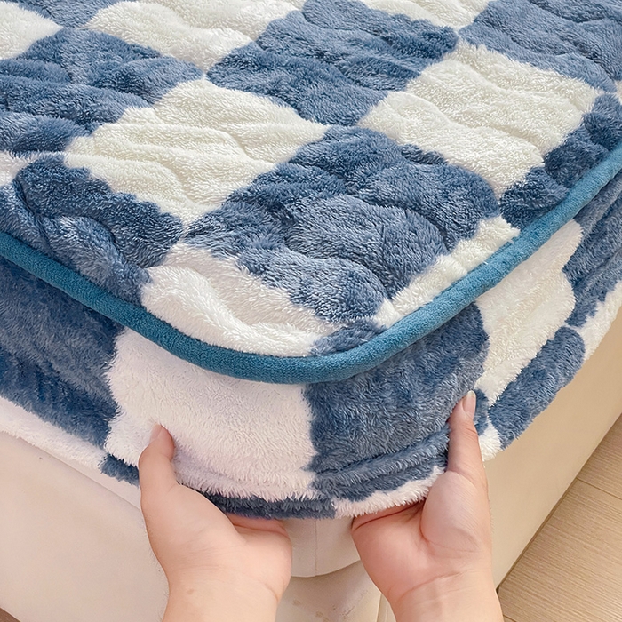 91家纺网 家纺一手货源 找家纺 叠派家纺 2024款秋冬北极绒加厚夹棉床笠三件套印花泰迪绒床垫保护罩-格子系列 蓝