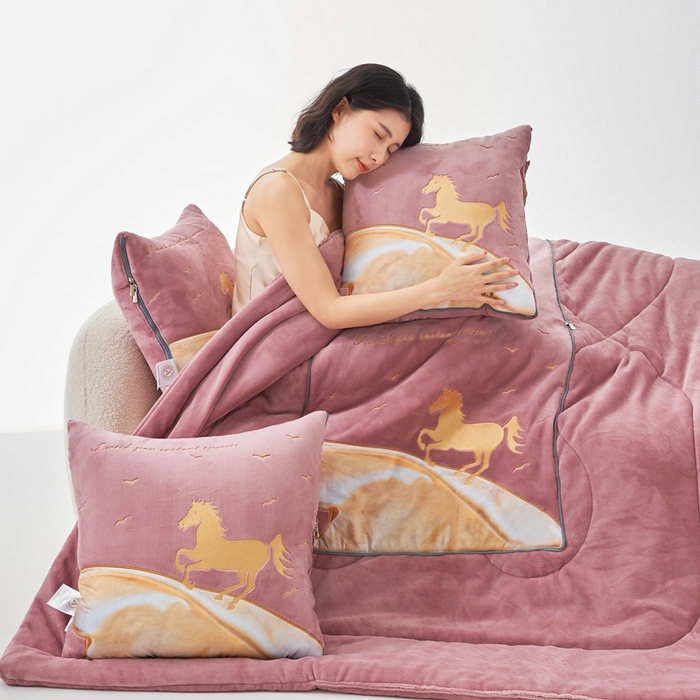 91家纺网 家纺一手货源 找家纺 照世家纺 2024新款牛奶绒策马奔腾抱枕被系列（控价72、92、139、169、219） 豆沙