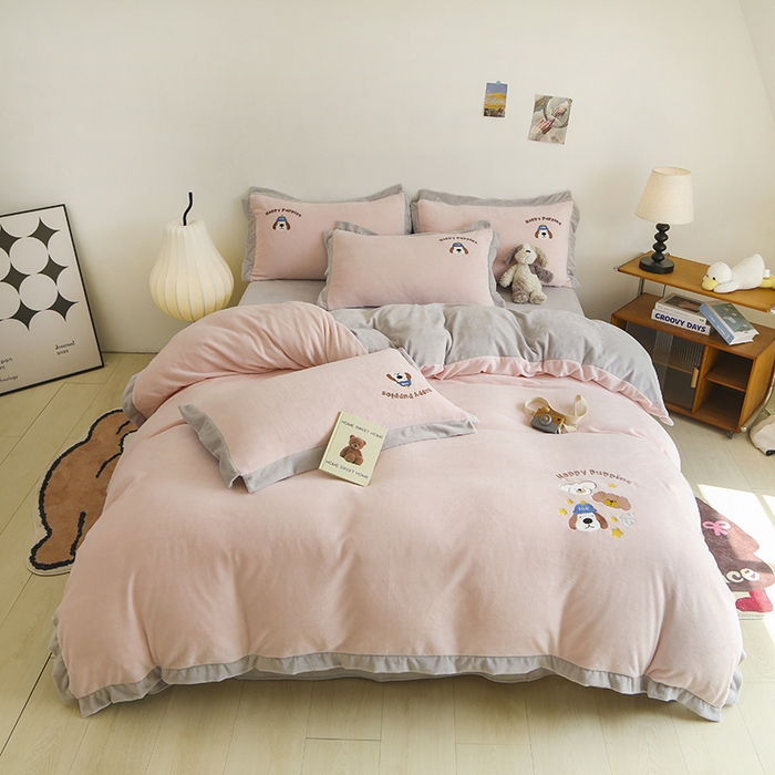 91家纺网 家纺一手货源 找家纺 大渔生活 2025新款高克重卡通牛奶绒刺绣四件套--耶耶狗 耶耶狗-粉