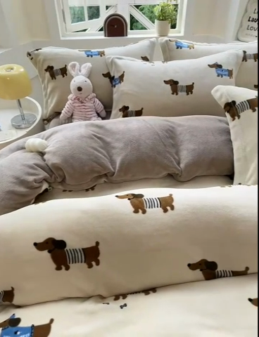 91家纺网 家纺一手货源 找家纺 梦可莱家居 2024秋冬牛奶绒韩系ins印花床盖四件套 跳跳狗