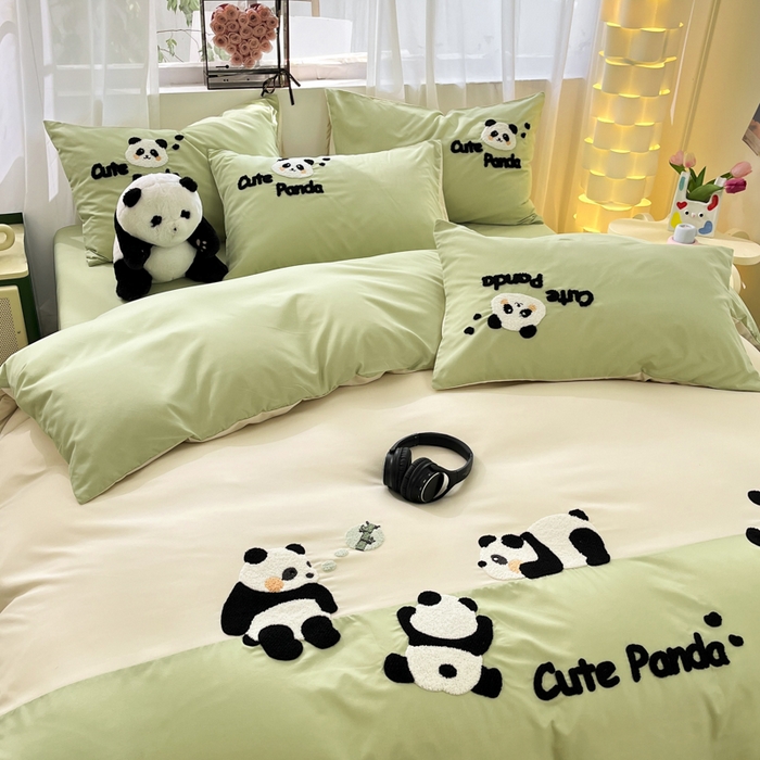 91家纺网 家纺一手货源 找家纺 一左一右 2024新款亲肤磨毛水洗棉拼接立体毛巾绣花卡通四件套儿童学生三件套床笠（提供买家秀） 熊猫派对-浅绿