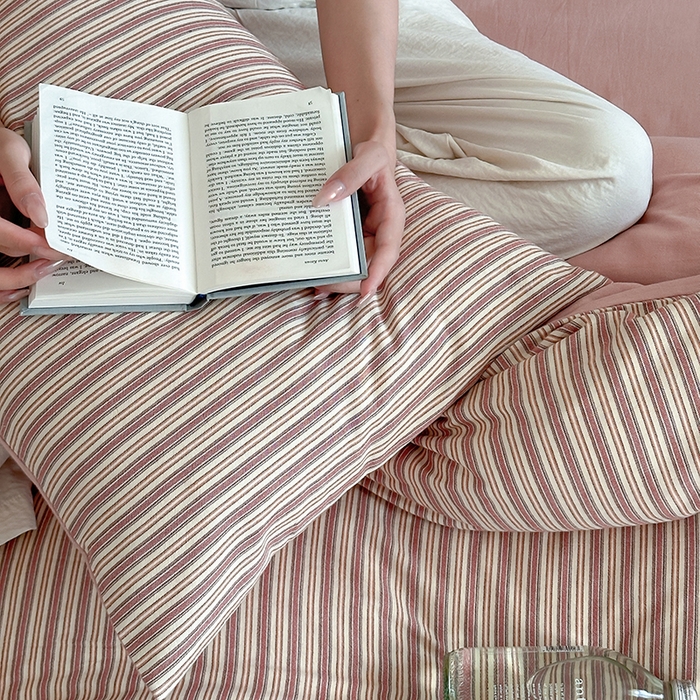 91家纺网 家纺一手货源 找家纺 2024新款全棉水洗提花工艺四件套-时光巴黎 巴黎红条