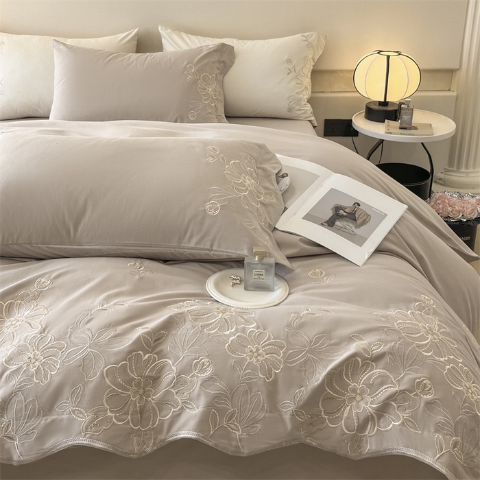 91家纺网 家纺一手货源 找家纺 艾莱家纺 2024新款A类新疆长绒棉加厚柔顺磨毛四件套-烂漫花开（风格二） 花开烂漫-大麦灰