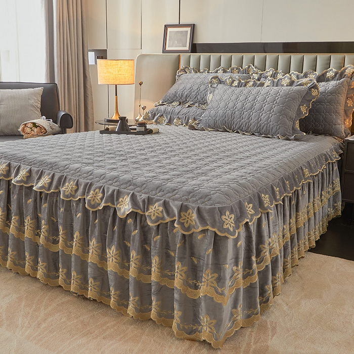 91家纺网 家纺一手货源 找家纺 虹星家纺 2024新款可拆卸宝宝绒夹棉床裙三件套-盛世芳华 盛世芳华 梦灰