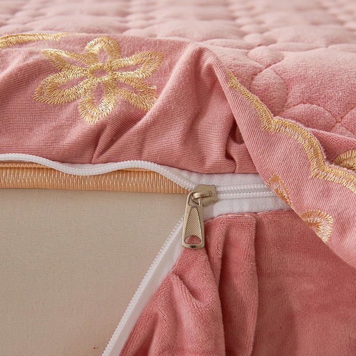 91家纺网 家纺一手货源 找家纺 虹星家纺 2024新款可拆卸宝宝绒夹棉床裙三件套-盛世芳华 盛世芳华 梦粉