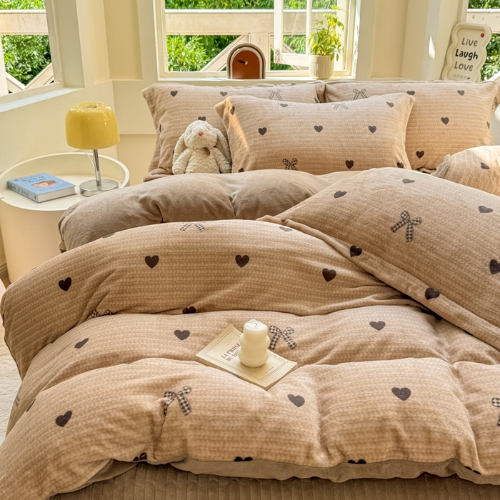 91家纺网 家纺一手货源 找家纺 梦可莱家居 2024秋冬牛奶绒韩系ins印花床盖四件套 艺术